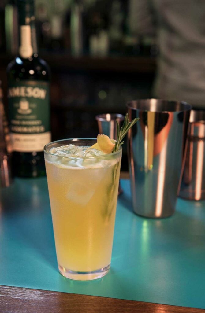 cocktail-al-whiskey-per-festeggiare-san-patrizio-Jameson-Mule
