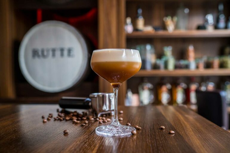 Ricette-cocktail-al-Genever-Simon-Espresso-Martini-Coqtail-Milano