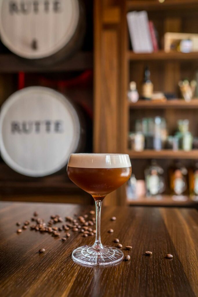 Ricette-cocktail-al-Genever-Simon-Espresso-Martini-Rutte-Coqtail-Milano