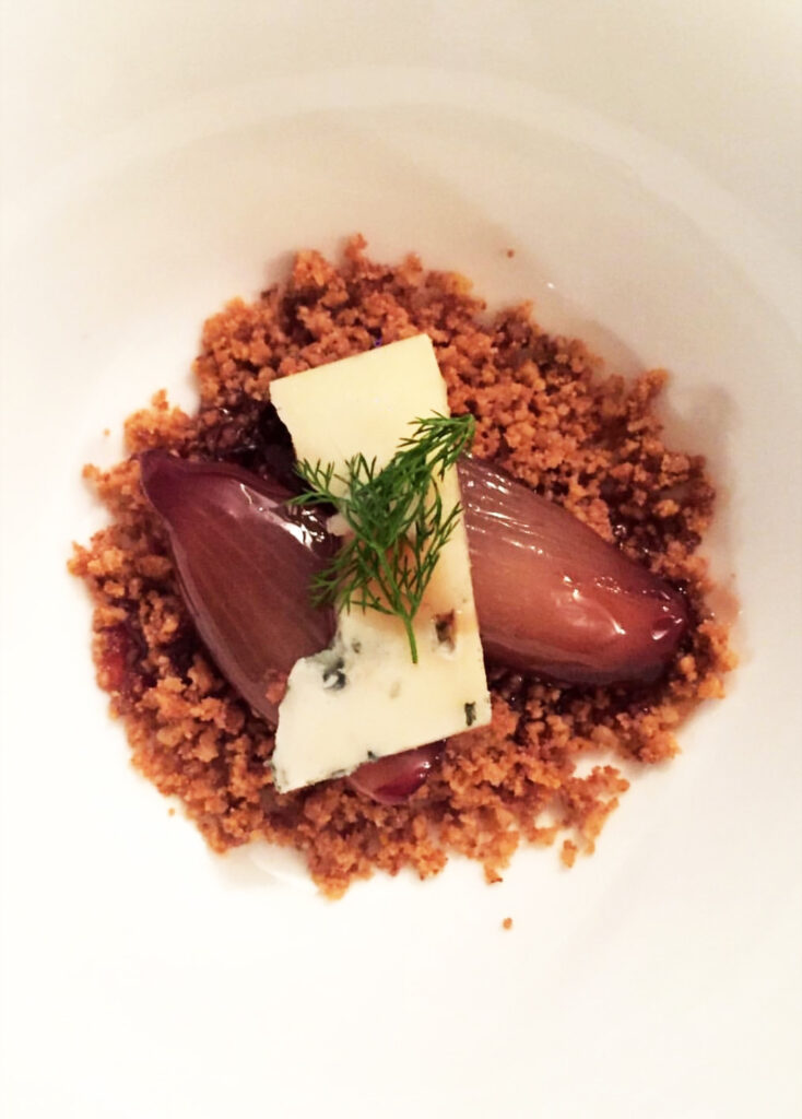 Scalogno laccato a Il Premio Ramazzotti con crumble di noci e castagne e gorgonzola