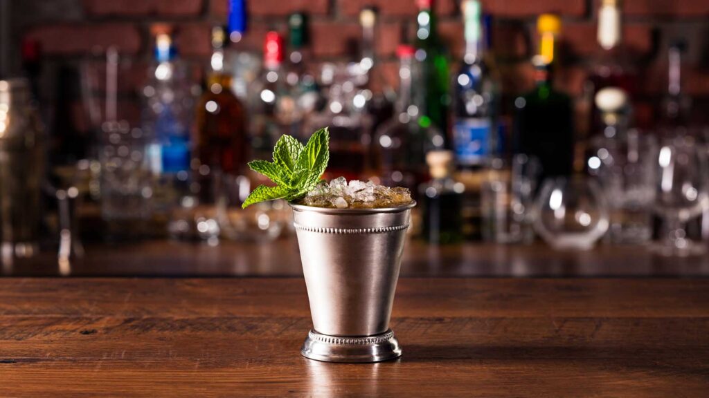 Mint-Julep-cocktail-in-tazza-Coqtail-Milano