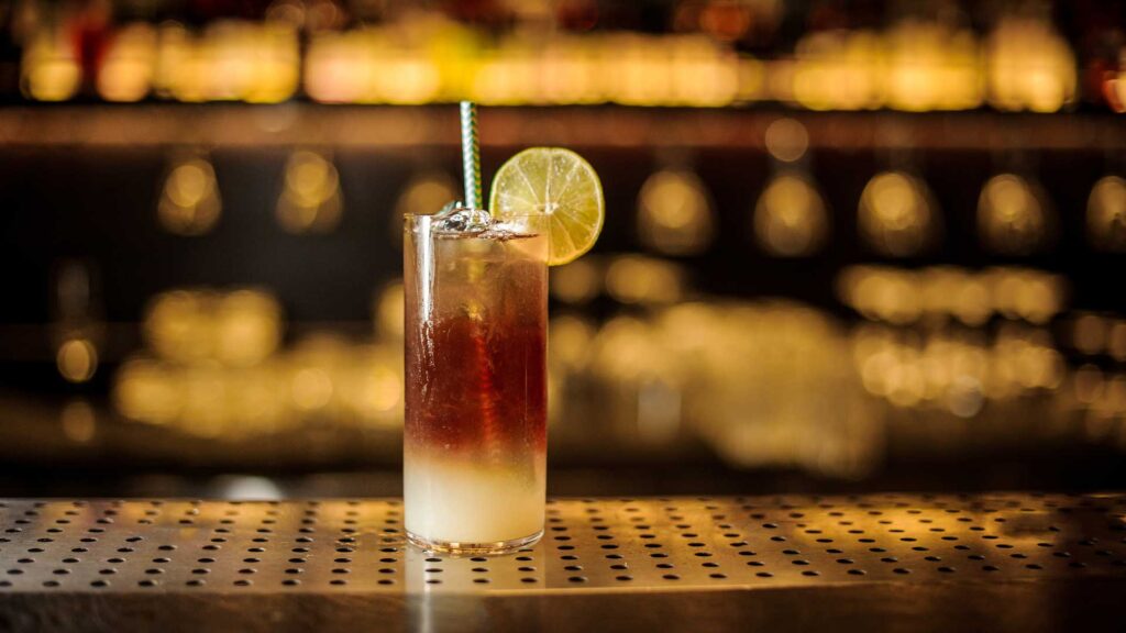 Dark-'n'-stormy-ricetta-cocktail-IBA-Coqtail-Milano