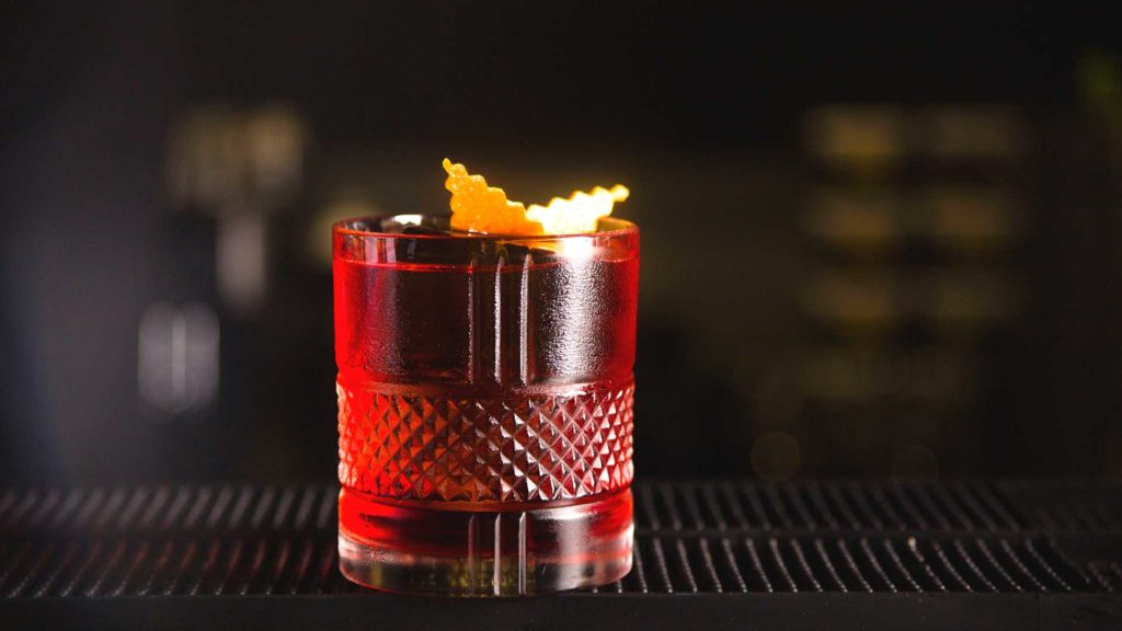 Cocktail-con-gin-e-vermouth-rosso-Negroni-Coqtail-Milano