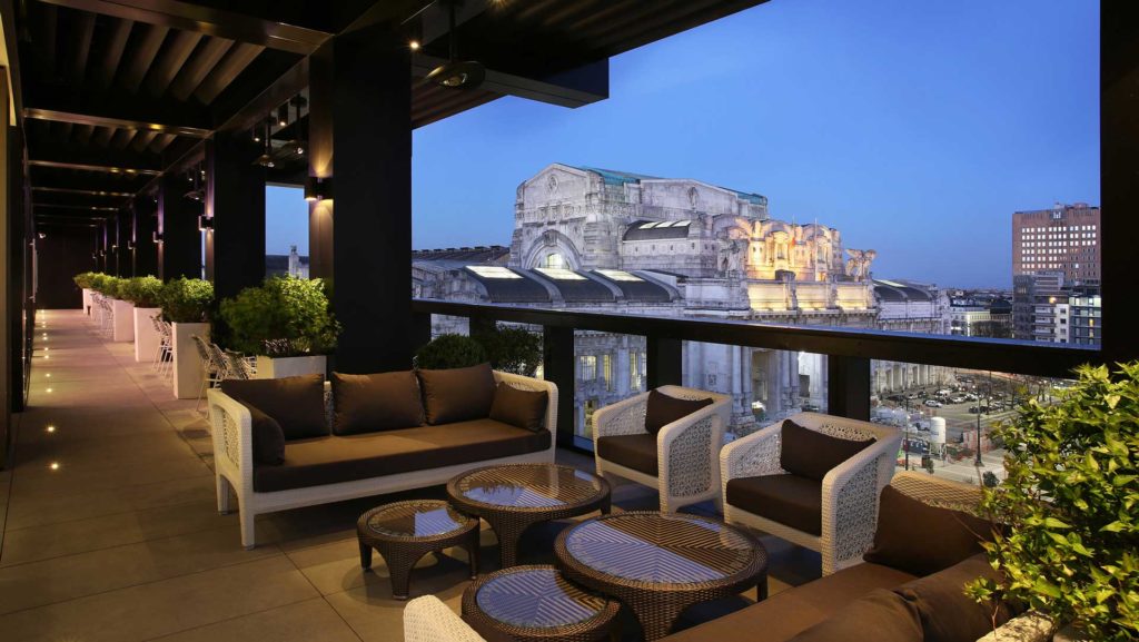 Rooftop-Terrazza-Gallia-bere-Gin-Tonic-da-veri-pro-Coqtail-Milano