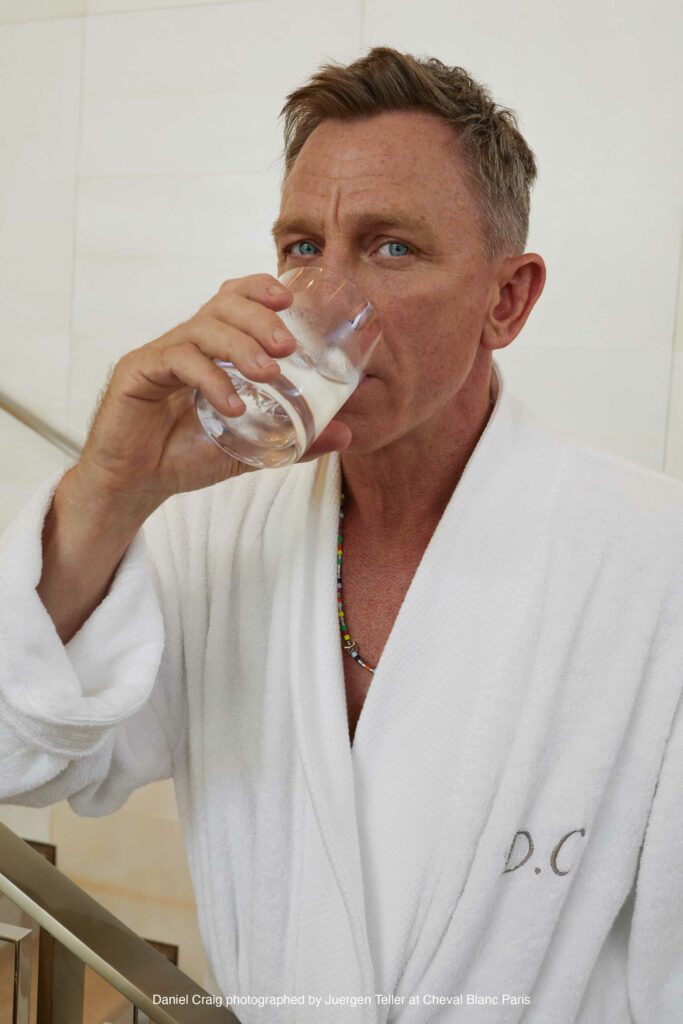 Daniel-Craig-sorseggia-Belvedere-Vodka-Coqtail-Milano