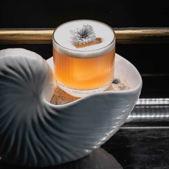 twist-on-classic-whisky-sour-flores-cocteles-coqtail-milano