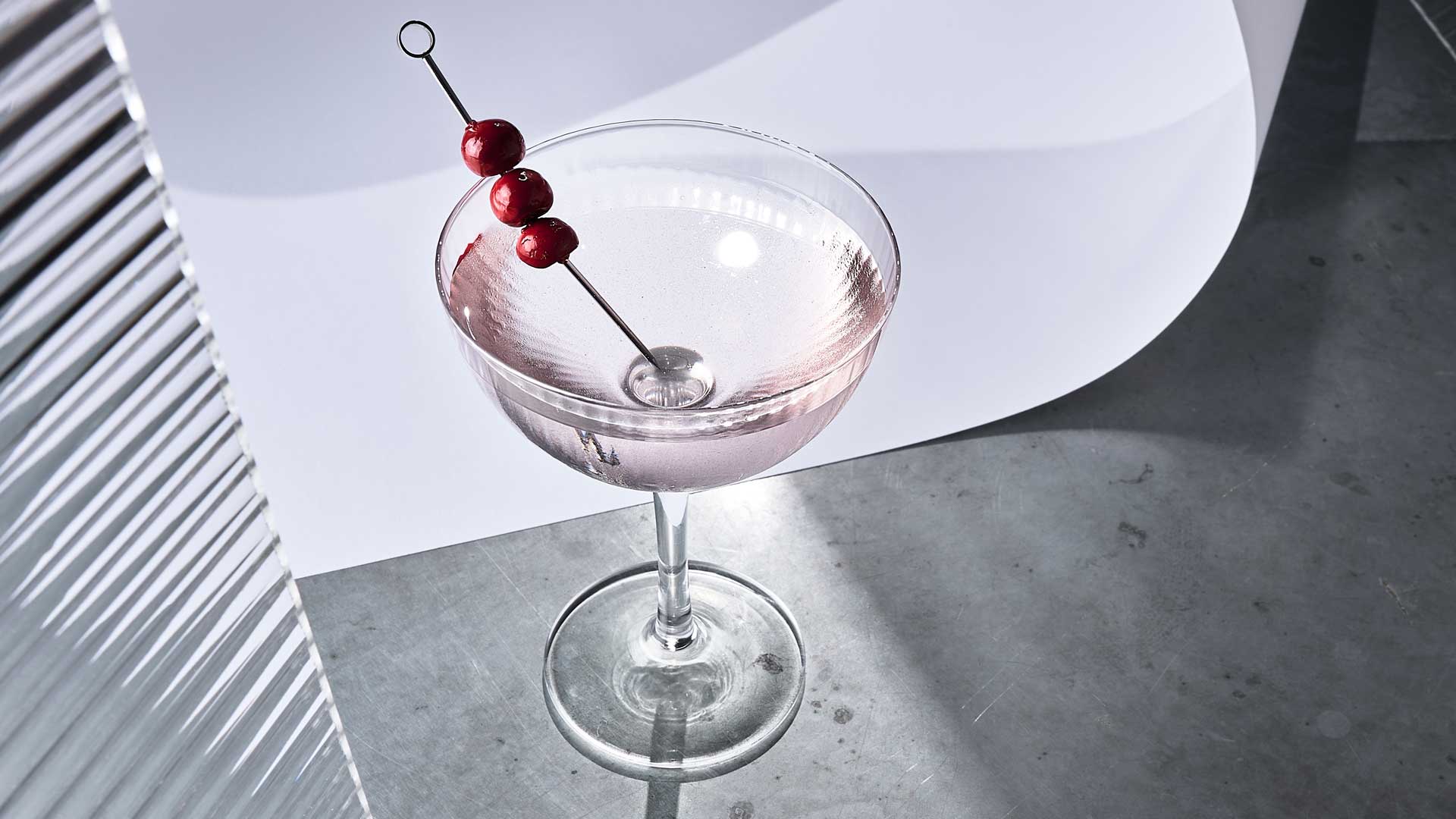 The-clarified-cosmo-belvedere-vodka-cocktail-di-san-valentino-coqtail-milano