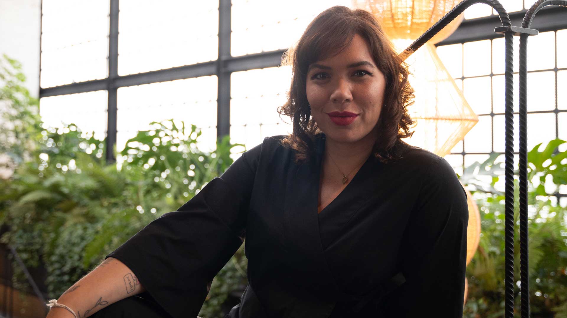 Laura-Hernández-Espinosa-in-posa-all-interno-de-La-Sala-de-Laura-Coqtail