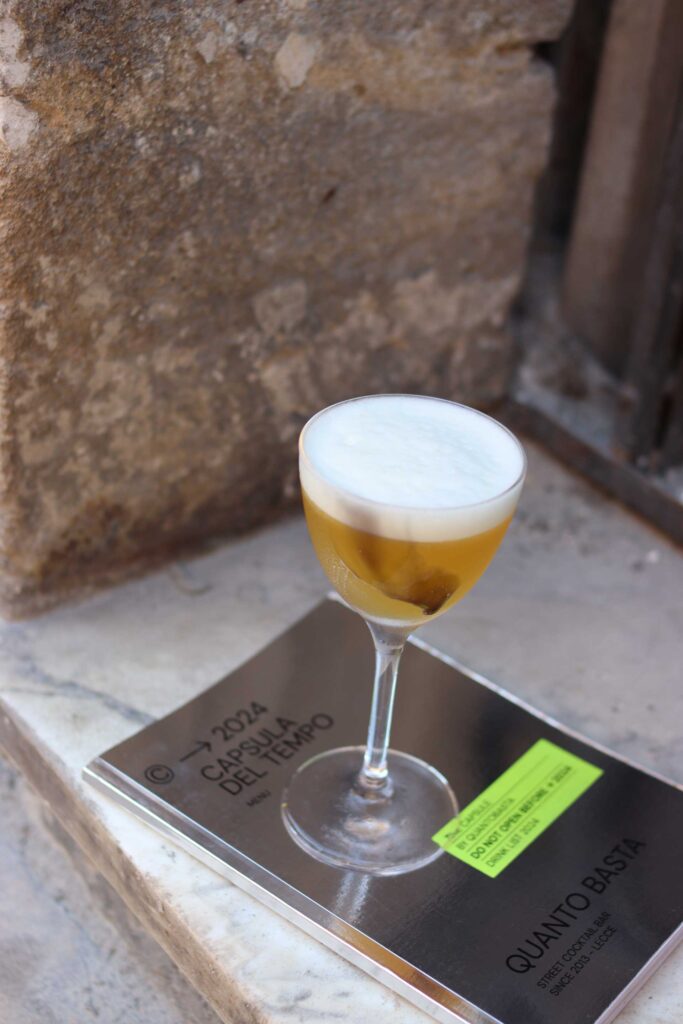 Uno-dei-cocktail-della-drink-list-Capsula-del-tempo-di-Quanto-Basta-Coqtail