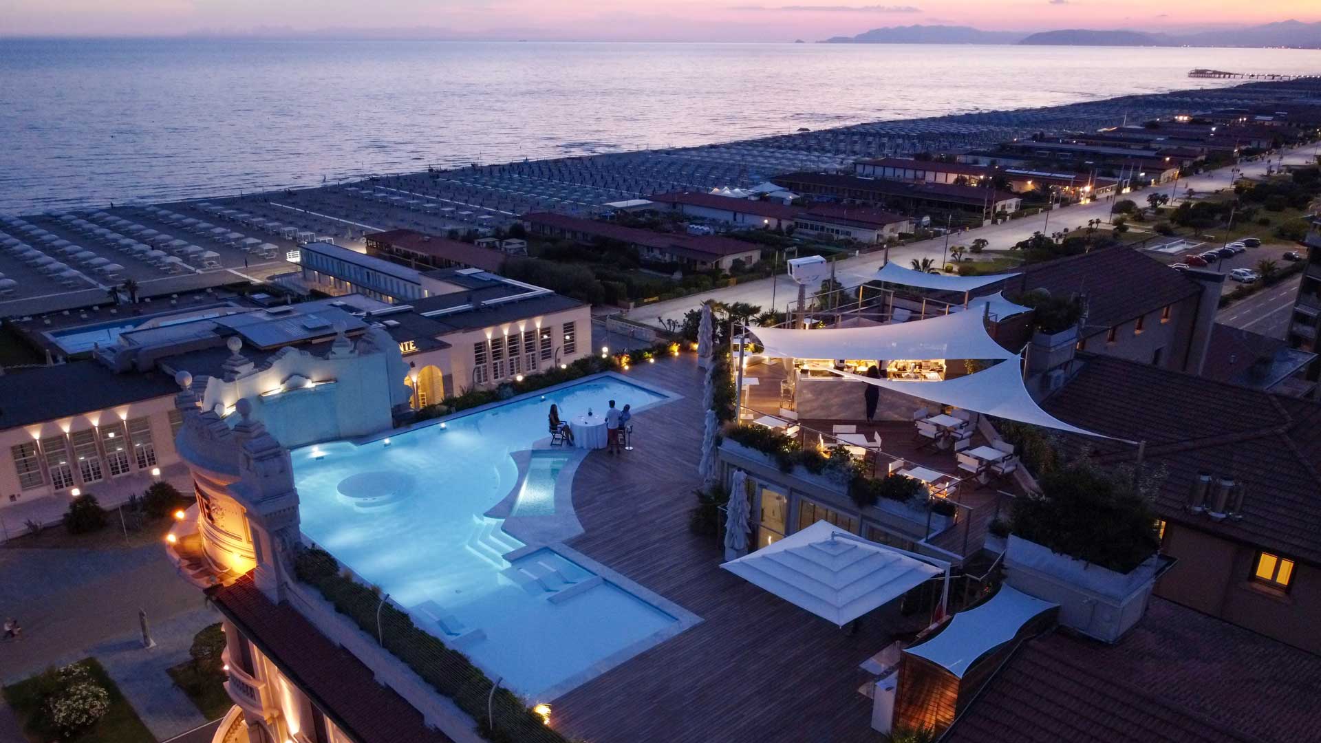 grand-hotel-principe-di-piemonte-rooftop-pool-coqtail