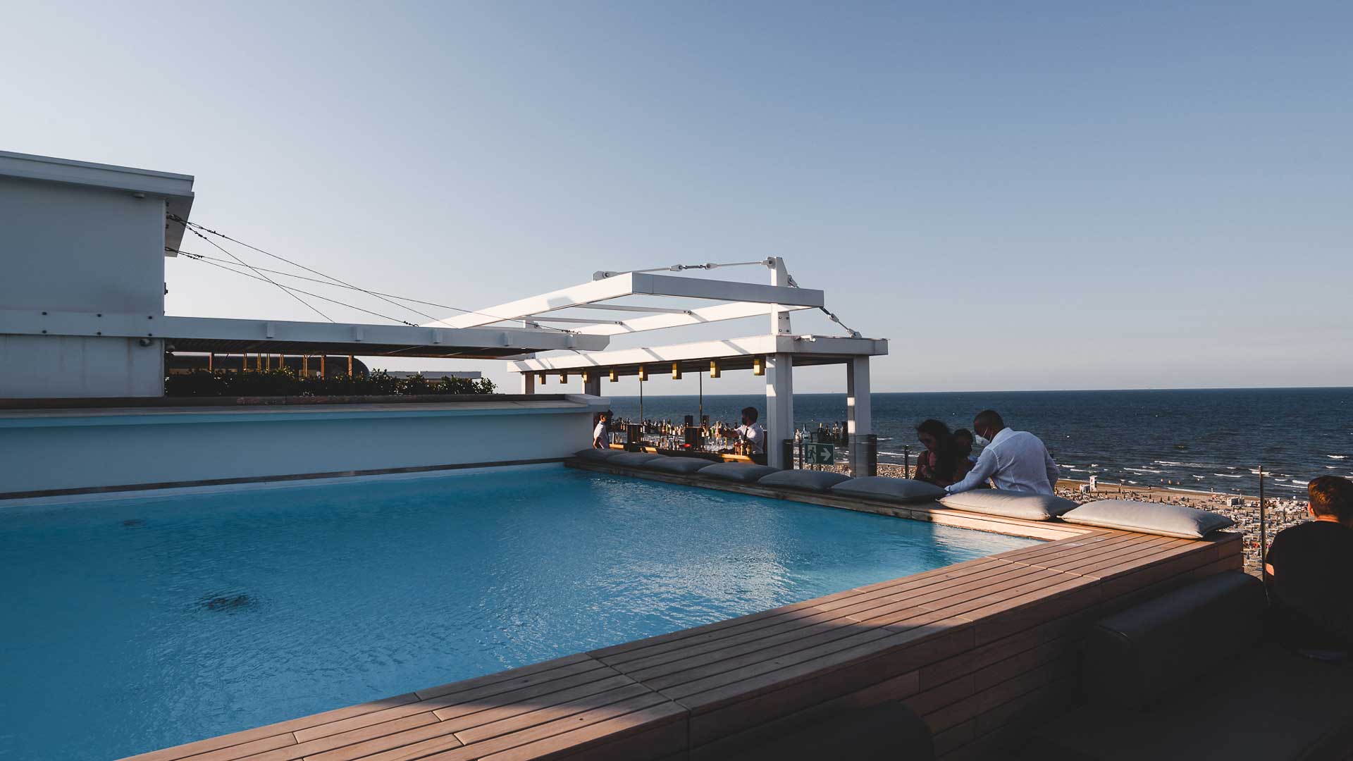 Piscina-a-sfioro-di-Alto-Coqtail