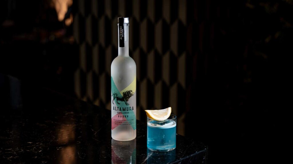 Majorelle-il-drink-a-base-di-Altamura-Distilleries-Vodka-Coqtail