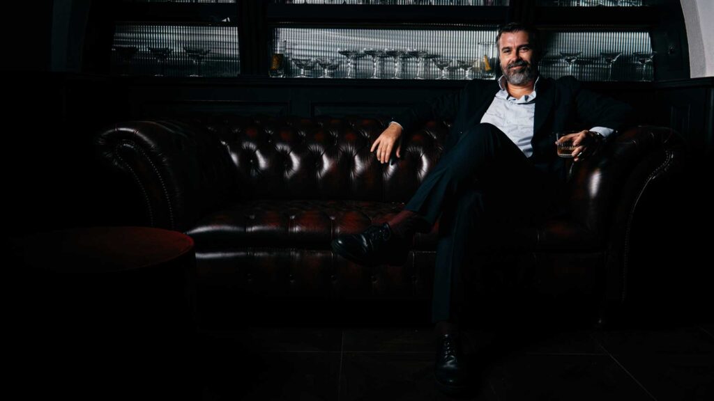 Alex-Frezza-nella-sala-privata-de-L'Antiquario-Coqtail