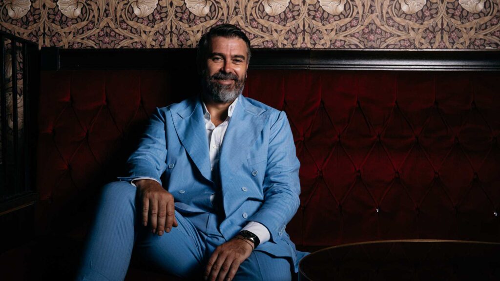 Alex-Frezza-sui-divani-capitonné-de-L'Antiquario-Coqtail