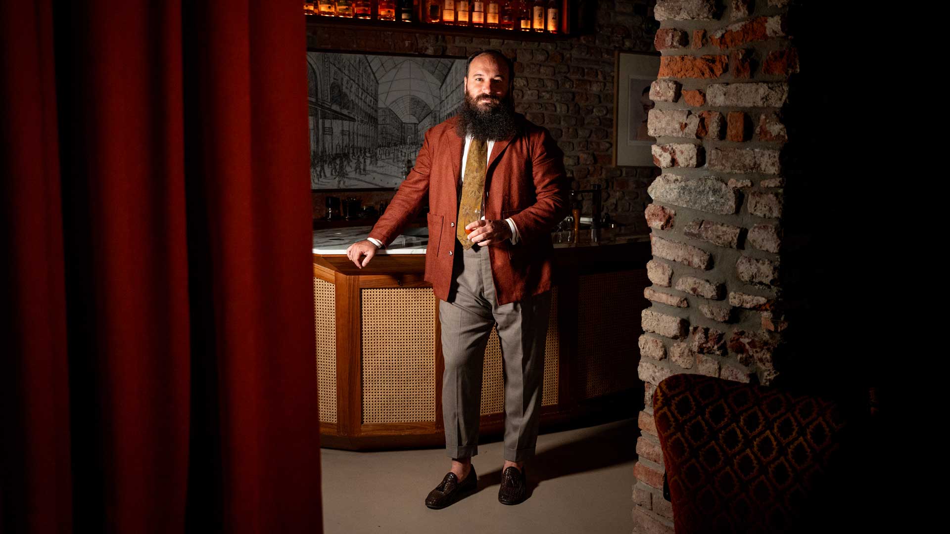 Benjamin-Cavagna-di-fronte-al-bancone-del-1930-Coqtail