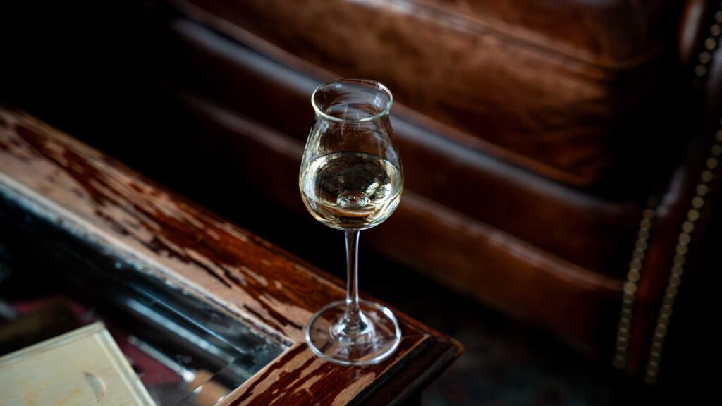 Distillati-senza-nome-e-senza-etichetta-in-Italia-Coqtail