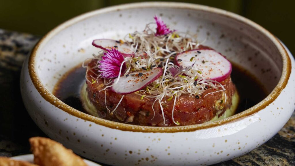 Tartare-di-tonno-uno-dei-piatti-della-carta-Collection-25-26-Coqtail